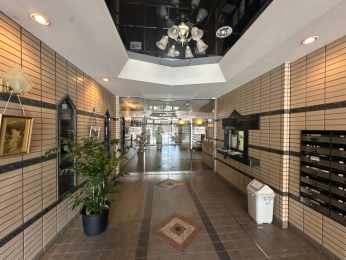 ���r�[ �X�̐Â��������̂܂܉f�����悤�ȁA�_�炩�Ȍ��ɖ������ꂽ���r�[