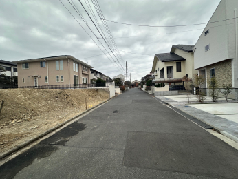 ���n�y�n�ʐ^ �y�O�ʓ��H�܂ތ��n�ʐ^�z�O�ʓ��H��6.5m�B�쑤�̌����ŗz������ǍD�ł��B���ۂ̗z�������גn�Ƃ̊Ԋu�A���ӂ̌�ʗʂȂǁA���n�ɂĂ��m���߂��������܂��B