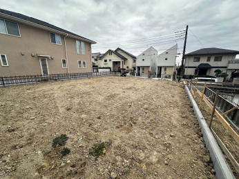 ���n�y�n�ʐ^ �ՐÂȏZ��n�Ŏq��ĂɃs�b�^���B�΂Ɍb�܂ꂽ�G���A�ŁA���R�ɕ�܂ꂽ���₩�ȕ�炵���������邽�߂́A��Ƃ肠��Z���������Ă��܂��B