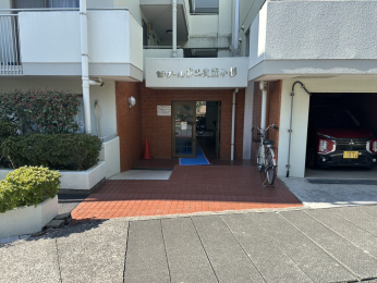 �G���g�����X �G���g�����X�⋤�p�����ɂ͉����݂̂���������^�C�����{����Ă���A�����肪����܂��B
���K�Ȏ��]�ԃ��C�t���T�|�[�g����֗��Ȏ��]�ԃX�y�[�X�����p�ӂ��Ă��܂��B

���������������܂��B